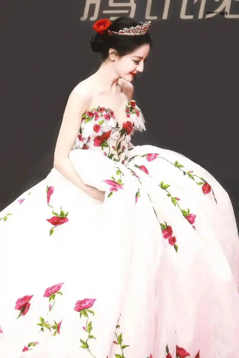 dear-迪丽热巴2020星光大赏红毯我和玫瑰永远为公主待命不败玫瑰,如