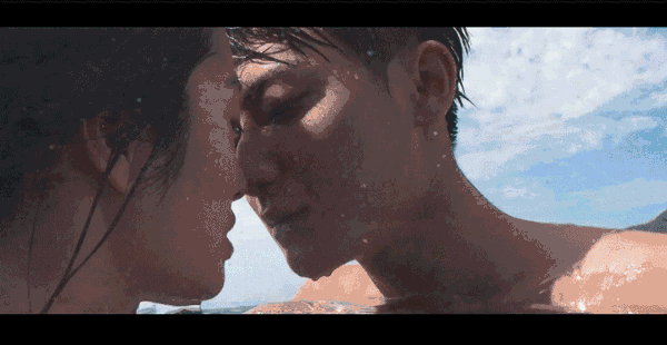 一个镜头是黄子韬和女主杨彩钰在水中接吻的戏,问到关于"银幕初吻"这