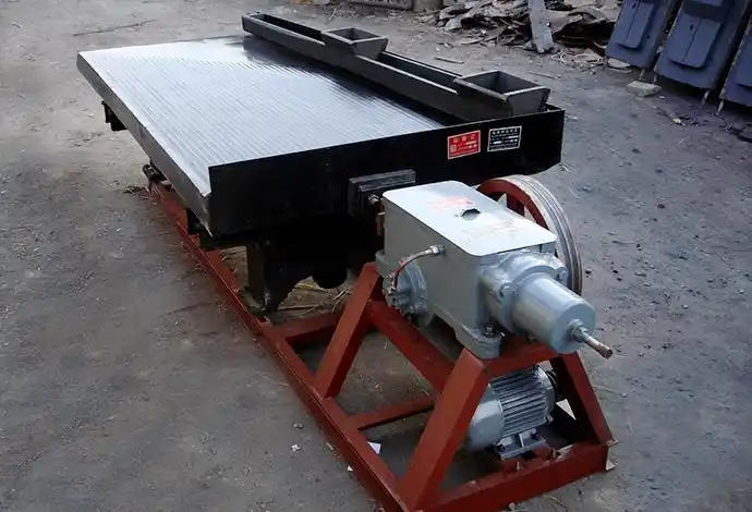 目前,常用的黄金重选设备主要有跳汰机,摇床和溜槽三大类.