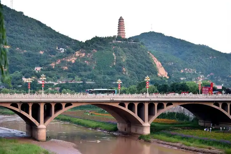 自驾沿黄公路随拍二十四革命圣地延安宝塔山延河水