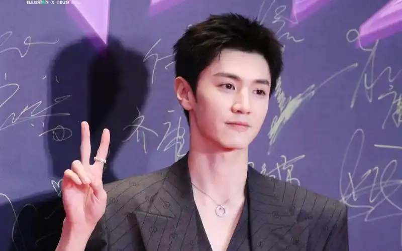 陈哲远短发造型利落硬朗 清爽帅气少年感满满