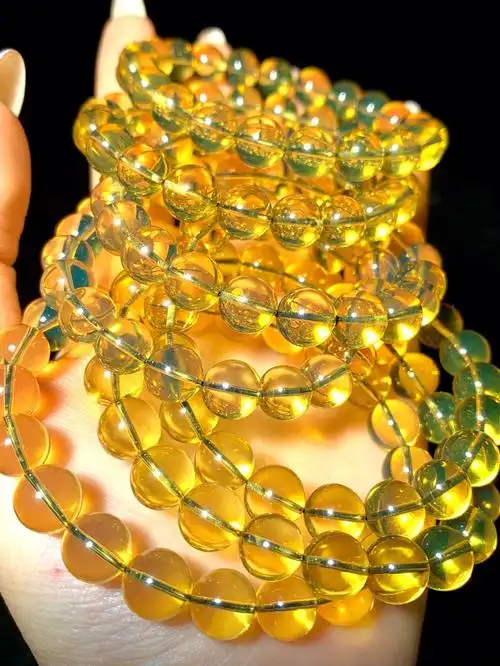 蓝珀是一种颜色非常纯净的宝石,它其实指的是在除紫外线以外的光线下