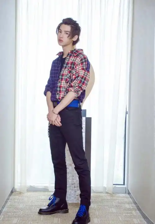 简介:黄明昊炫酷品牌活动写真图片,分享一组黄明昊图片给大家,图中的