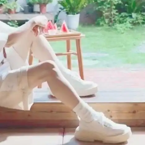 周深不过膝短裤