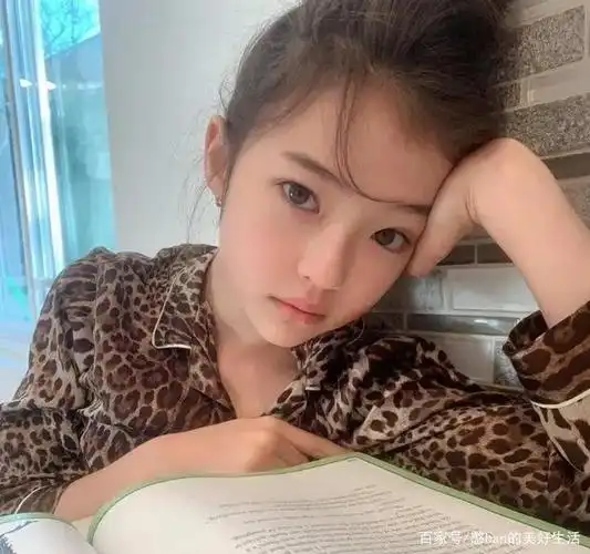 10岁左右小女孩身着暴露,大家都说性早熟,你怎么看