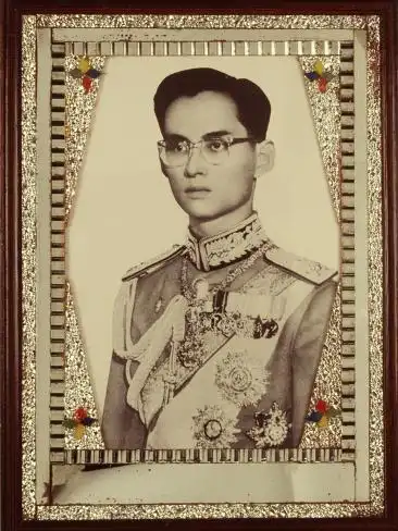 p>普密蓬·阿杜德( i>泰语: