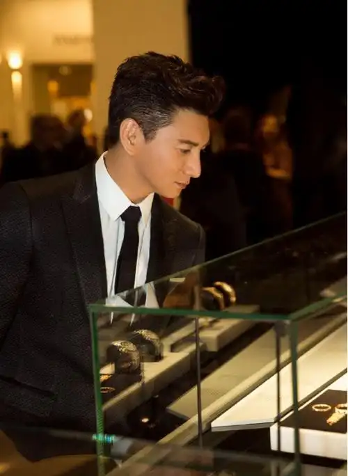 穿西装的吴奇隆帅爆了,46岁和29岁娇妻配一脸上演甜蜜泥石流!