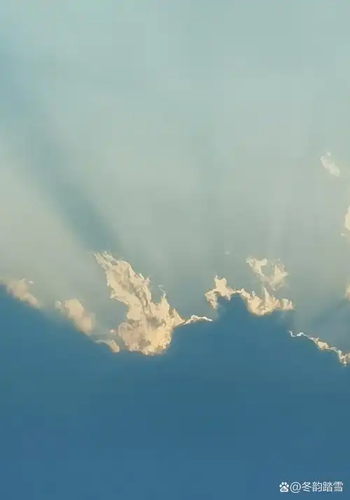 今天下午带孩子去看医生,出门艳阳高照,走了一半的路程天空黑云飘摇