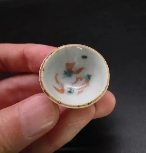 清代卧足小酒盅,有一小冲,口径:3.0厘米