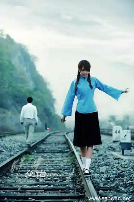 "品读唐代诗人白居易的这首《问刘十九》时常心生感叹.