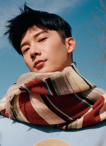 简介:刘芮麟休闲帅气时尚写真图片,分享一组刘芮麟图片给大家,图中的