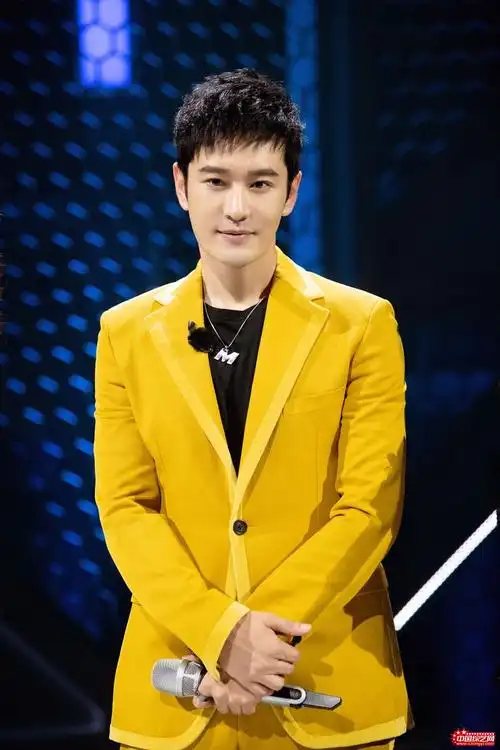 黄晓明身着晓明黄西装活力助阵姐姐总决赛