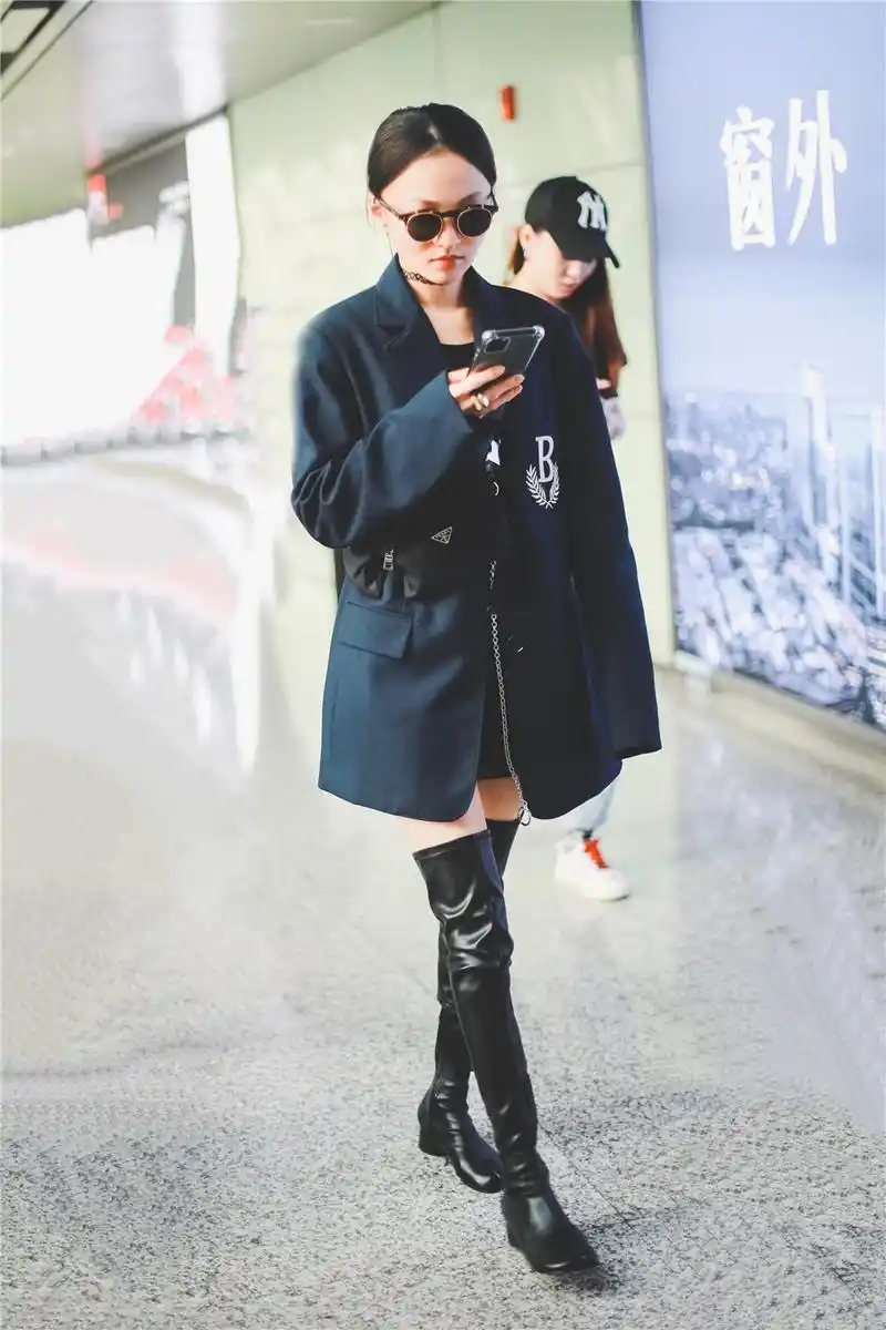 张韶涵穿衣太有气场,158身高穿西装配过膝靴,成小个子穿衣榜样