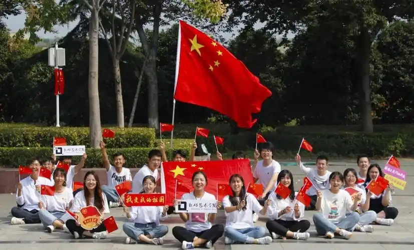 你与国旗合影的样子真好看