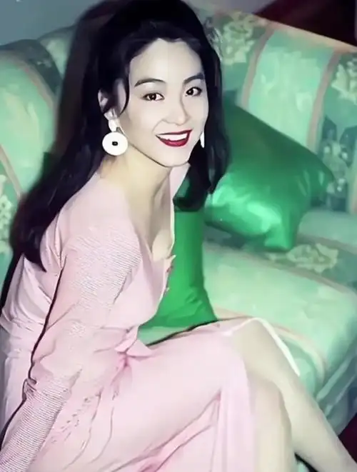 1993年,林青霞非常妩媚的一张照片,镜头中的她皮肤白皙