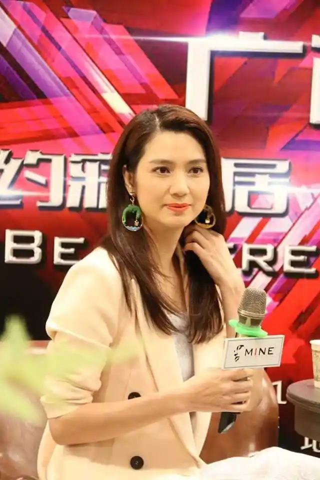 原创洪欣真是挺有气质的一身总裁造型却带着优雅但脸蛋真的太显小