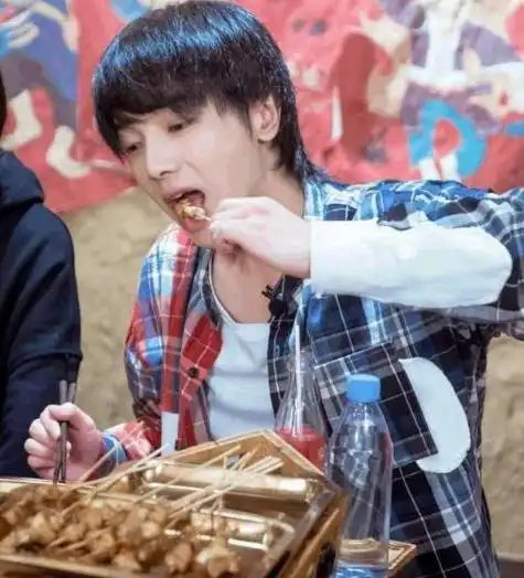 华晨宇晒豪华早餐百万网友坦言太壕了贫穷限制我的想象