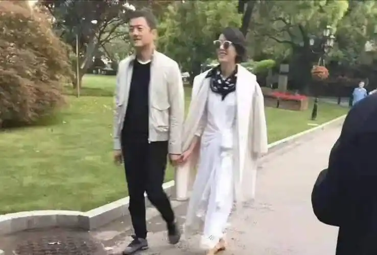 原创婚事已定李亚鹏见女友家长与女方长辈相处融洽