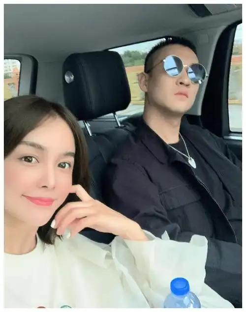 相声演员曹云金新女友曝光,女方晒九宫格甜蜜自拍,却撞脸赵本山