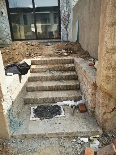 小院台阶工程已经完工.