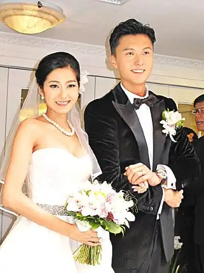 组图:网曝tvb视帝王浩信惹怒妻子陈自瑶 难逃七年之痒疑似分居