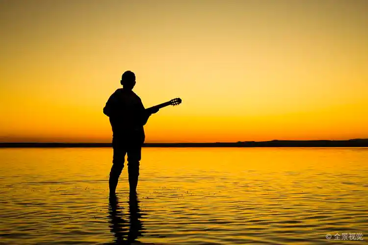 土耳其_盐湖_日落_剪影_一个_男人_弹吉他_白天_高清图片_全景视觉