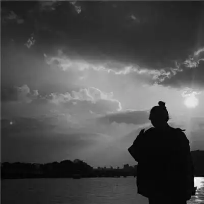 背影黑白高冷情侣头像