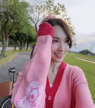 林志颖的妻子陈若仪在网络上晒出一组近照,照片中的她身穿一件白色