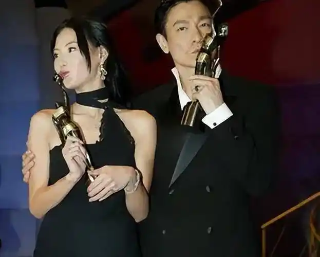 林青霞完全将刘德华无视甚至跟lv柜姐打电话沟通款式事后刘德华一个