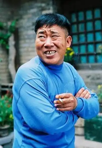 国家一级演员,曾因长相被人嫌弃,与妻子相爱34年,女儿貌美如花