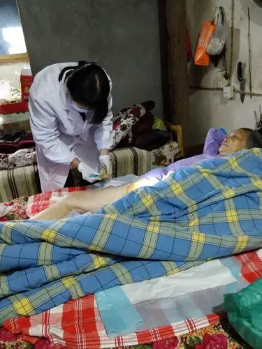 为长期瘫痪的老年人定期上门导尿服务
