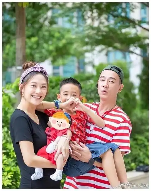 陈小春晒一家四口合影!小小春已长成小正太,二胎性别傻傻分不清