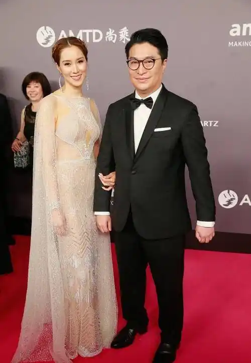 阔太徐子淇的颜值真的不小,空灵白裙优雅曲线,抱着老公很害羞_白色