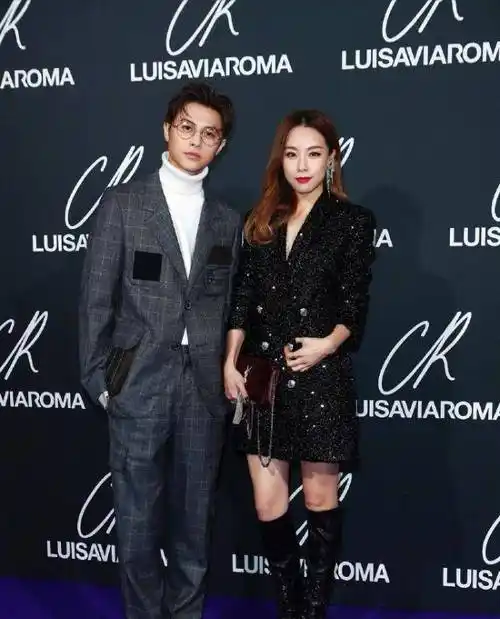 世纪复合难见,方力申对邓丽欣毫无情意,或为利益合体助事业回春_网友