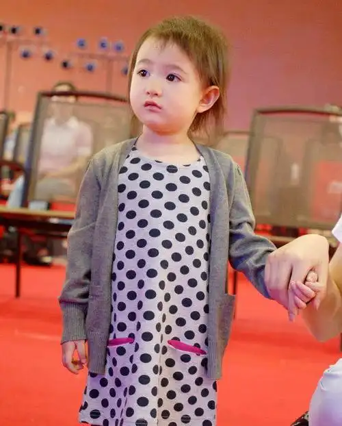 奥莉长大如"整容"!超模国字脸太夺目,这真是7岁的孩子?