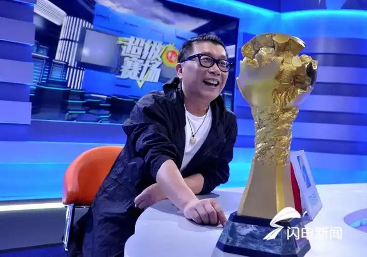 昨日,著名歌手庞龙来到《超级赛场》演播室参与节目彩排,与粉丝擒密