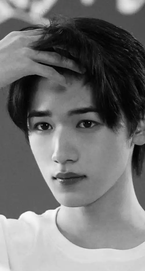 棱角分明的五官轮廓 黑白滤镜中感受少年迷人魅力#宋亚轩晒黑白照片