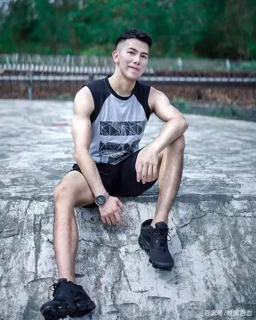 长腿男模的写真好有范,颜值高,肌肉壮的他真酷,令人为之痴迷