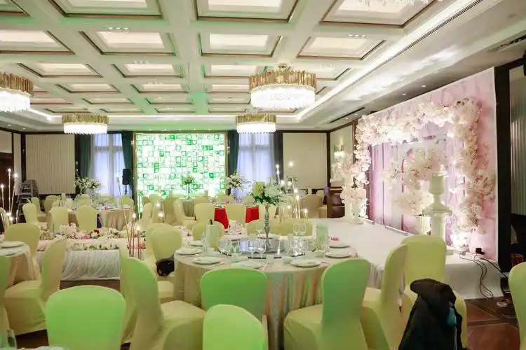 室内婚礼场地布置图片|办婚宴必读的宴会厅华丽装饰布置六大秘诀{宴道