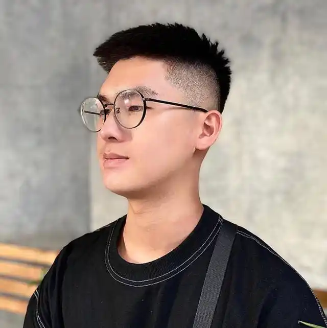 清爽干净的造型男生必备栗子头发型在2020上半年太火了,以致很多年轻