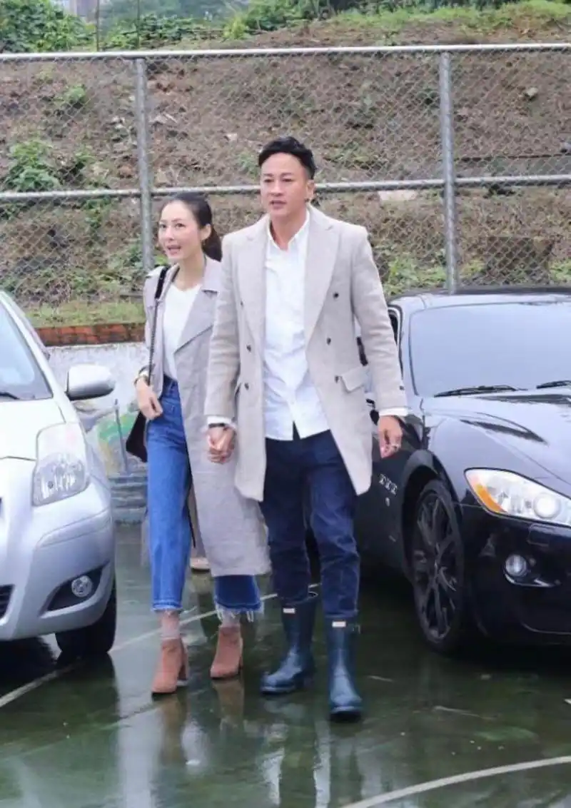 何润东的妻子太美了,穿普通的风衣也显贵气,衬得老公很朴素