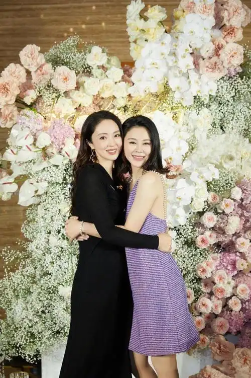 董璇为关悦庆生43岁,她穿黑裙朴素如妈,把穿吊带裙关悦衬成少女