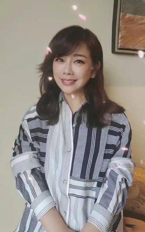 51岁陈松伶也老了!特意穿大码衬衫遮肉,少女妆依旧难掩脖颈松弛