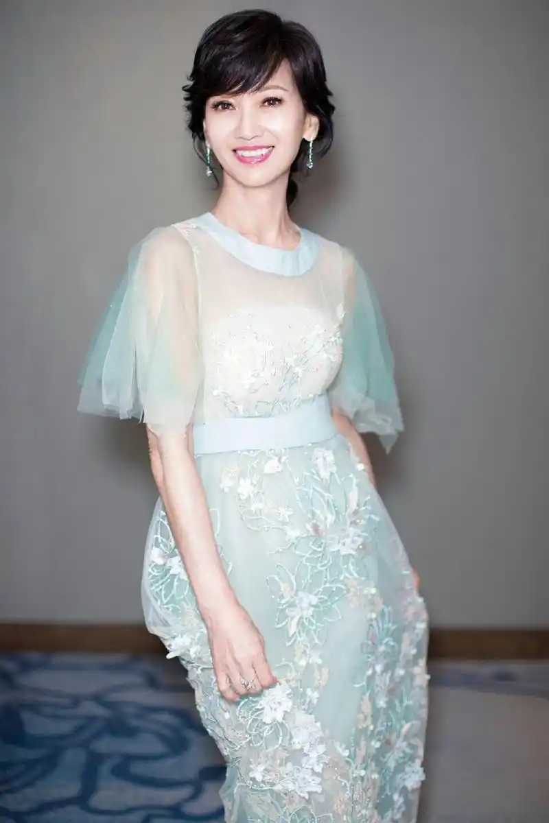 赵雅芝:时光从不败美人,越老越美出风韵来,永远优雅的美女子