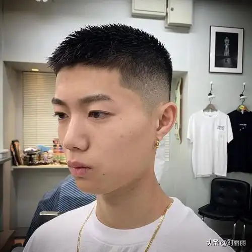 两边短中间长的发型(长脸型适合什么样的短发发型)-图16