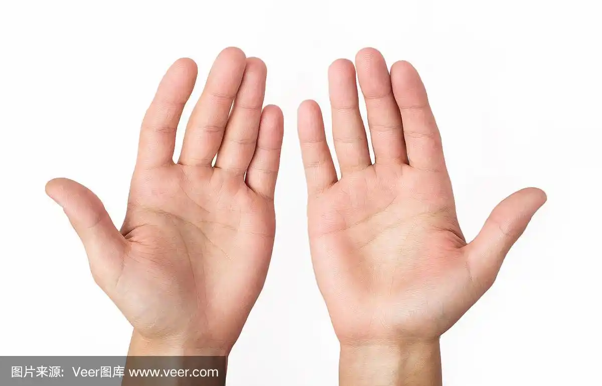 两名男性双手分开