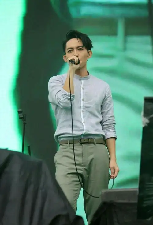 上海『简单生活节』 林宥嘉 雨中听歌 棒 !