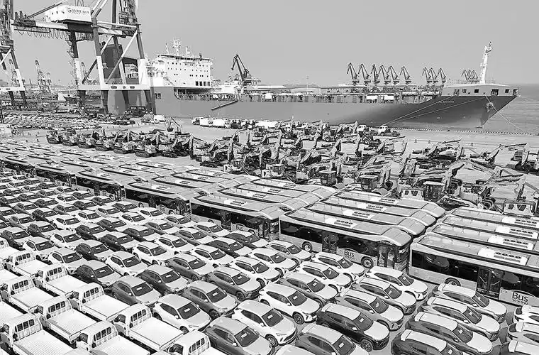 山东港口烟台港汽车出口发运迎来作业高峰