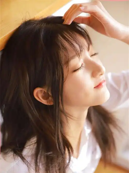 学院风修长身材校花美少女,白色校服校园生活休闲写真__财经头条