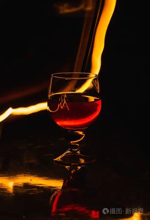 黑色背景上的一杯酒.宴会俱乐部娱乐